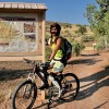 Susie à l'entrée de Rustler's Loop, le parcours de rêve pour les 7 à 77 ans